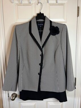 Evan Picone Black and White Houndstooth Blazer with Flower Pin